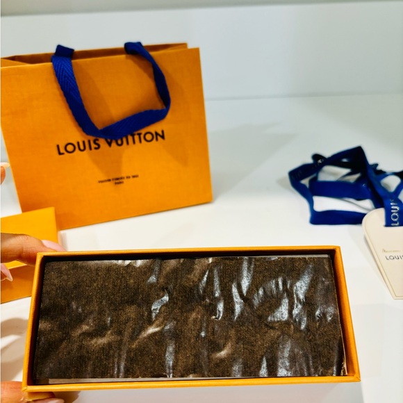 Louis Vuitton Empty gift box and bag with ribbon and tag. - Picture 4 of 7